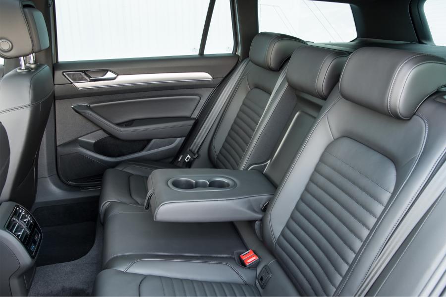 Интерьер Volkswagen Passat Estate GTE 2016 года  (UK) (фото 4 из 30)